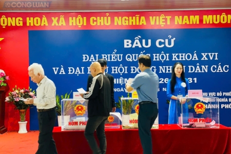 Cử tri phường Nghĩa Đô dự lễ khai mạc, bỏ phiếu bầu ĐBQH và HĐND các cấp từ sáng sớm