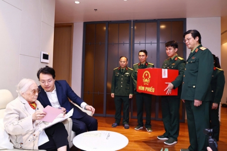 Nguyên Phó Chủ tịch nước Nguyễn Thị Bình tham gia bỏ phiếu tại Bệnh viện Trung ương Quân đội 108