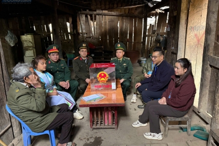 Mang hòm phiếu vượt 4km đường núi để cử tri cao tuổi thực hiện quyền bầu cử