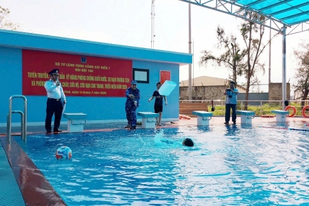 Hải đội 102 tuyên truyền kỹ năng phòng, chống tai nạn cho học sinh vùng ven biển