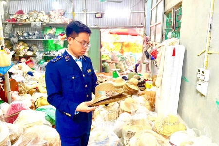 Đội QLTT số 5 Ninh Bình thu giữ hàng trăm sản phẩm mũ thời trang giả mạo nhãn hiệu