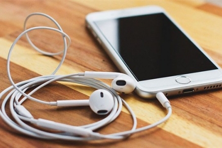 Sự biến mất của giắc cắm tai nghe 3,5mm trên smartphone và cuộc cách mạng công nghệ không dây