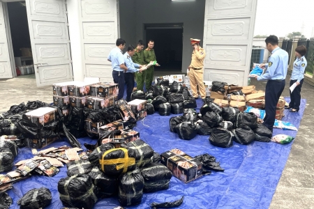 Tuyên Quang: Tạm giữ 2 xe bán tải chở hơn 2,3 tấn thực phẩm không rõ nguồn gốc