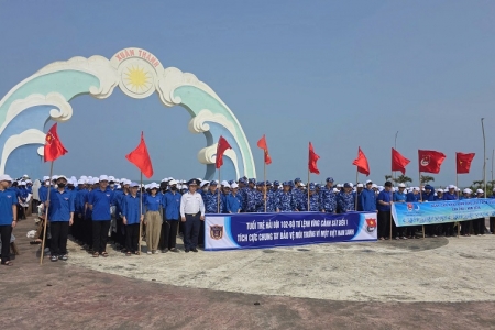 Hải đội 102 phối hợp ra quân làm sạch biển Xuân Thành, tuyên truyền chống khai thác IUU