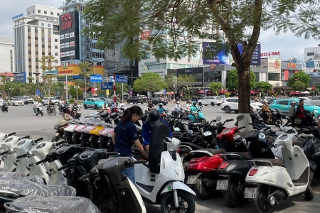 Áp lực giá xăng dầu: Người dân và doanh nghiệp linh hoạt thích ứng