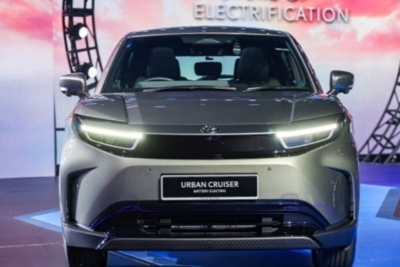 Urban Cruiser trình làng, Toyota tăng tốc cuộc đua SUV điện