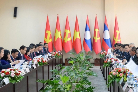 Thường trực Ban Bí thư Trần Cẩm Tú hội đàm với Thường trực Ban Bí thư Trung ương Đảng Nhân dân Cách mạng Lào