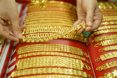 Cập nhật giá vàng chiều 13/4: Giá vàng SJC giảm 900.000 đồng/lượng