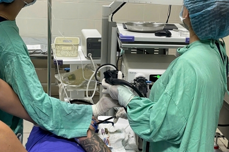 Gắp 3 bàn chải đánh răng trong đường tiêu hóa của thanh niên 29 tuổi