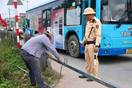 Hà Nội rào kín 6 lối đi tự phát qua đường sắt Bắc - Nam