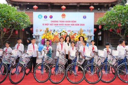 Bộ trưởng Bộ Y tế dự chương trình khám bệnh 'Vì một Việt Nam khỏe mạnh hơn' tại đền Bia