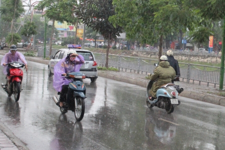 Thời tiết ngày 17/5: Mưa dông bao trùm nhiều khu vực, cảnh báo lốc sét và ngập úng cục bộ