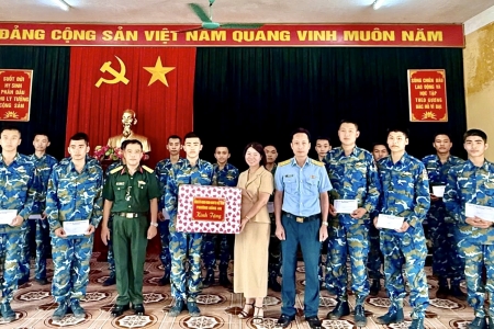 Hải Phòng: Phường Hồng An thăm, tặng quà chiến sỹ là công dân của phường nhập ngũ năm 2026