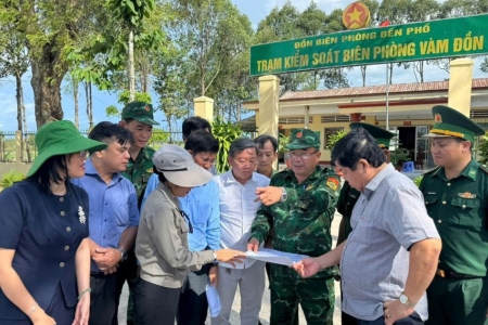 Đoàn công tác BĐBP tỉnh Tây Ninh phối hợp các đơn vị chức năng liên quan khảo sát xác định phạm vi khu vực cửa khẩu