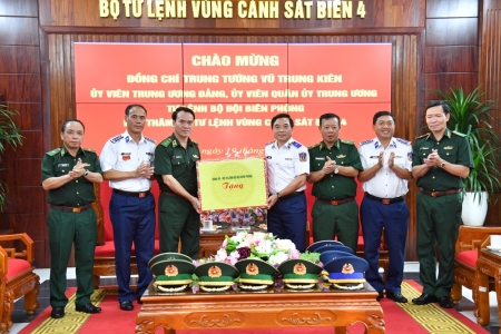 Tư lệnh Bộ đội Biên phòng thăm, làm việc tại Bộ Tư lệnh Vùng Cảnh sát biển 4