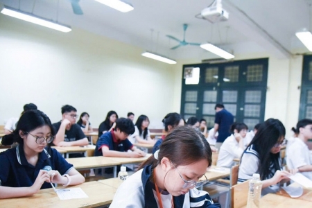 Hà Nội gần 125.000 sĩ tử bước vào cuộc đua lớp 10, giải mã sức nóng từ những "con số biết nói"