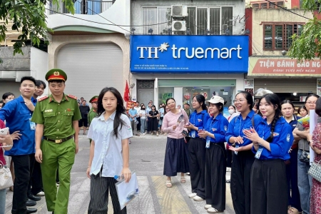Tỷ lệ chọi "nghẹt thở", phụ huynh đứng kín cổng trường chờ con thi lớp 10 ở Hà Nội