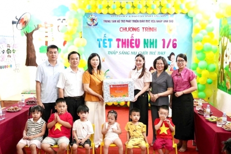 Lãnh đạo tỉnh Lạng Sơn thăm, tặng quà trẻ em có hoàn cảnh đặc biệt