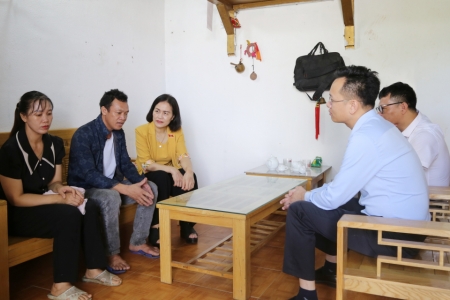 Đoàn ĐBQH tỉnh Quảng Ninh khảo sát thực hiện chính sách pháp luật về đất đai tại xã Đông Ngũ