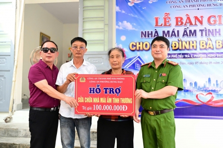 Công an phường Hưng Đạo bàn giao nhà "Mái ấm tình thương" cho công dân có hoàn cảnh khó khăn