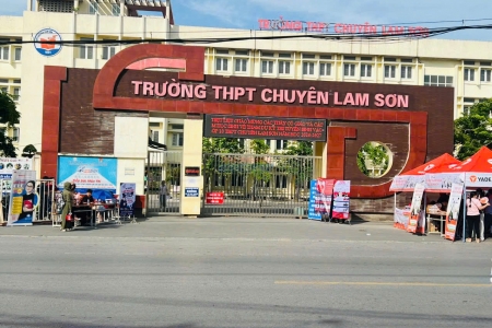 Các thí sinh dự thi tuyển sinh vào lớp 10 THPT Chuyên Lam Sơn hoàn thành bài thi môn chuyên