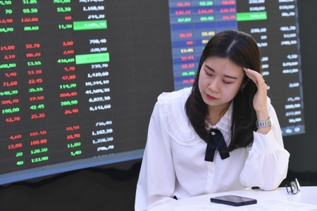 Chứng khoán rung lắc mạnh, thanh khoản xuống đáy 14 tháng
