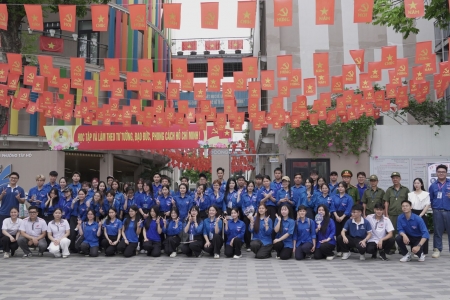 Chùm ảnh ngày thi tốt nghiệp THPT đầu tiên: Sĩ tử tự tin vượt vũ môn, phụ huynh thấp thỏm chờ con ngoài cổng trường