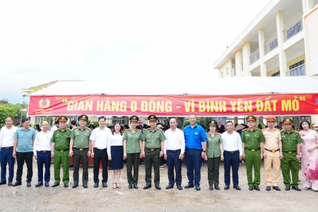 Công an Quảng Ninh tổ chức “Gian hàng 0 đồng - Vì bình yên Đất Mỏ” và ra quân Chiến dịch Thanh niên tình nguyện hè năm 2026