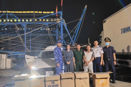 Cảnh sát biển bắt giữ 2 đối tượng vận chuyển 3.000 bao thuốc lá ngoại nhập lậu