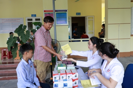 Bệnh viện Đa khoa tỉnh Quảng Ninh: Khám bệnh và cấp thuốc miễn phí cho nhân dân xã Đầm Hà