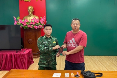 Đồn Biên phòng Bắc Sơn trao trả tài sản bị đánh rơi cho người nước ngoài