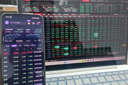 VN-Index giữ đà tăng, dòng tiền luân chuyển giữa các nhóm ngành trước phiên 2/7