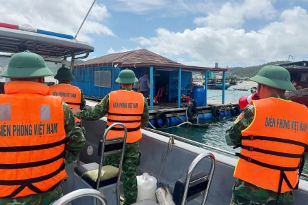 Bộ đội Biên phòng Quảng Ninh kêu gọi tàu thuyền tránh bão số 1