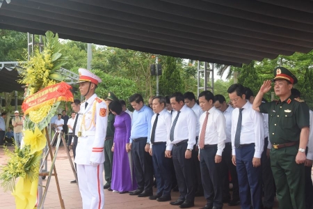 Lãnh đạo thành phố Hà Nội dâng hương, tri ân các anh hùng liệt sĩ tại Quảng Trị