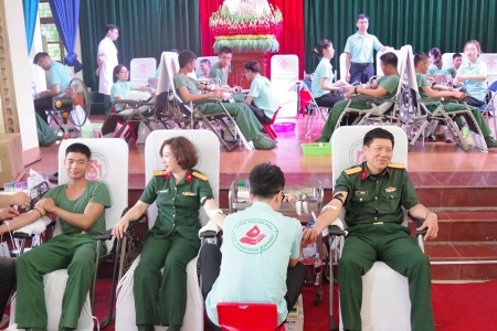 Trường Quân sự Quân đoàn 12 tham gia "Hiến máu cứu chữa đồng đội"