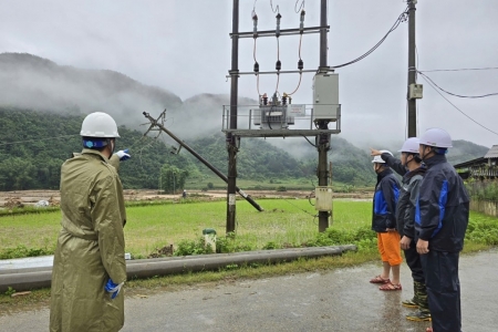 Công ty Thủy điện Huội Quảng - Bản Chát chung tay khắc phục sự cố lưới điện sau mưa lũ