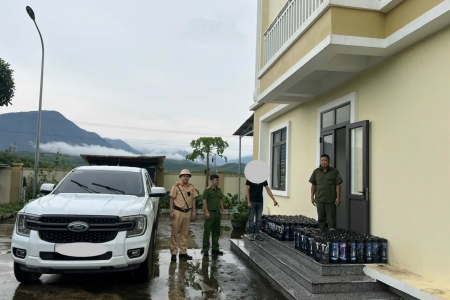 Quảng Ninh: Bắt giữ xe bán tải chở 148 bình nghi chứa "khí cười" không rõ nguồn gốc