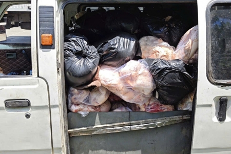 TP.HCM: Phát hiện gần 800 kg thịt heo bốc mùi hôi thối trên xe tải, buộc tiêu hủy