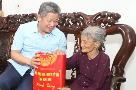 Chủ tịch UBND tỉnh Hưng Yên thăm, tặng quà thương binh, thân nhân liệt sĩ