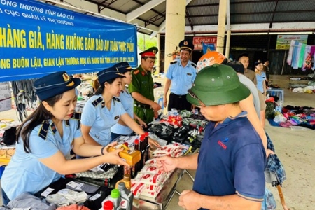 Lào Cai: Tuyên truyền phân biệt hàng thật, hàng giả tại chợ phiên vùng cao Hợp Thành