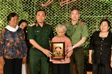 Sau gần 60 năm chờ đợi, vợ liệt sĩ Huỳnh Văn Quên nghẹn ngào đón nhận di ảnh chồng