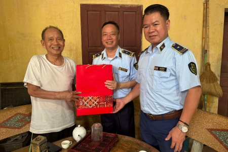 Ngành Quản lý thị trường Lạng Sơn tri ân các gia đình thương binh nhân Ngày Thương binh - Liệt sĩ