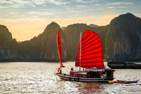Hạ Long chuẩn bị khai thác tour bình minh trên thuyền buồm di sản
