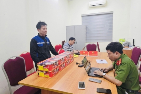 Hà Nội: Bắt quả tang người đàn ông vận chuyển hơn 25kg pháo nổ