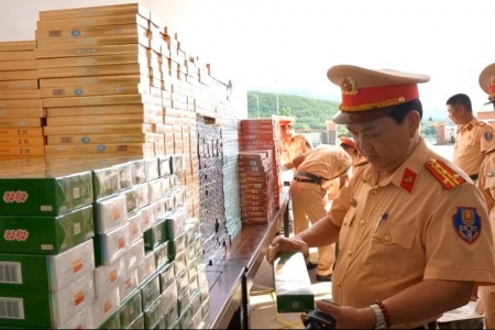 CSGT Huế phát hiện hơn 27.000 bao thuốc lá nhập lậu giấu trong xe khách giường nằm