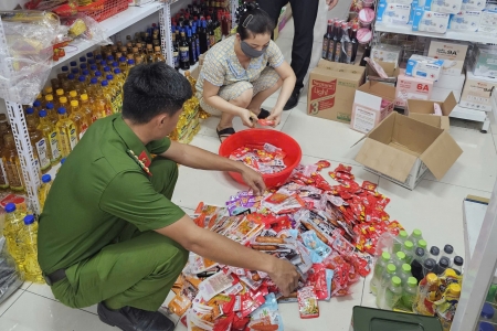 Hưng Yên: Tiêu hủy lô thực phẩm ăn liền không rõ nguồn gốc tại xã A Sào