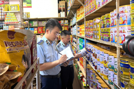 Thanh Hóa: Phạt hơn 20 triệu đồng cơ sở kinh doanh hàng trăm sản phẩm ăn vặt trôi nổi