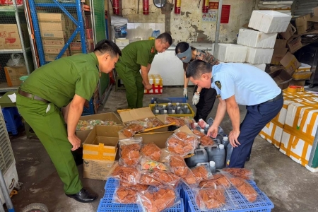 Hà Nội: Phạt 11,5 triệu đồng cơ sở kinh doanh thực phẩm không rõ nguồn gốc tại Tây Mỗ