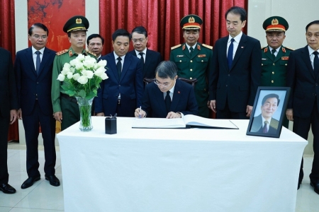 Thủ tướng Lê Minh Hưng dẫn đầu Đoàn đại biểu Đảng, Nhà nước, Mặt trận Tổ quốc Việt Nam viếng nguyên Thủ tướng Quốc vụ viện Trung Quốc Chu Dung Cơ