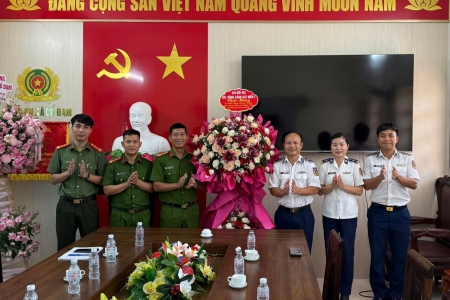Hải đội 102 thăm, tặng hoa chúc mừng lực lượng Công an nhân dân nhân ngày truyền thống